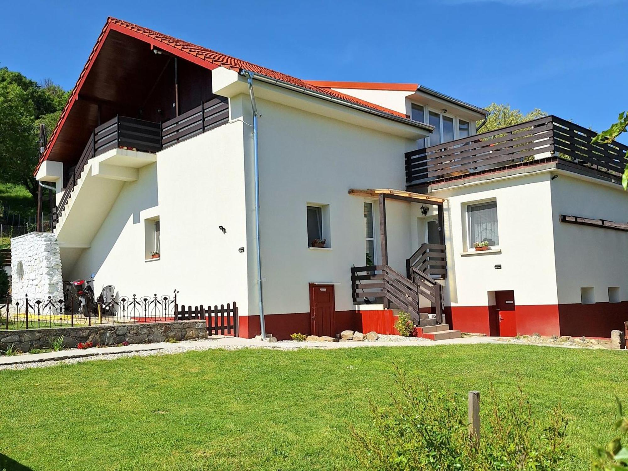 Holling Apartman Fertoboz Luaran gambar