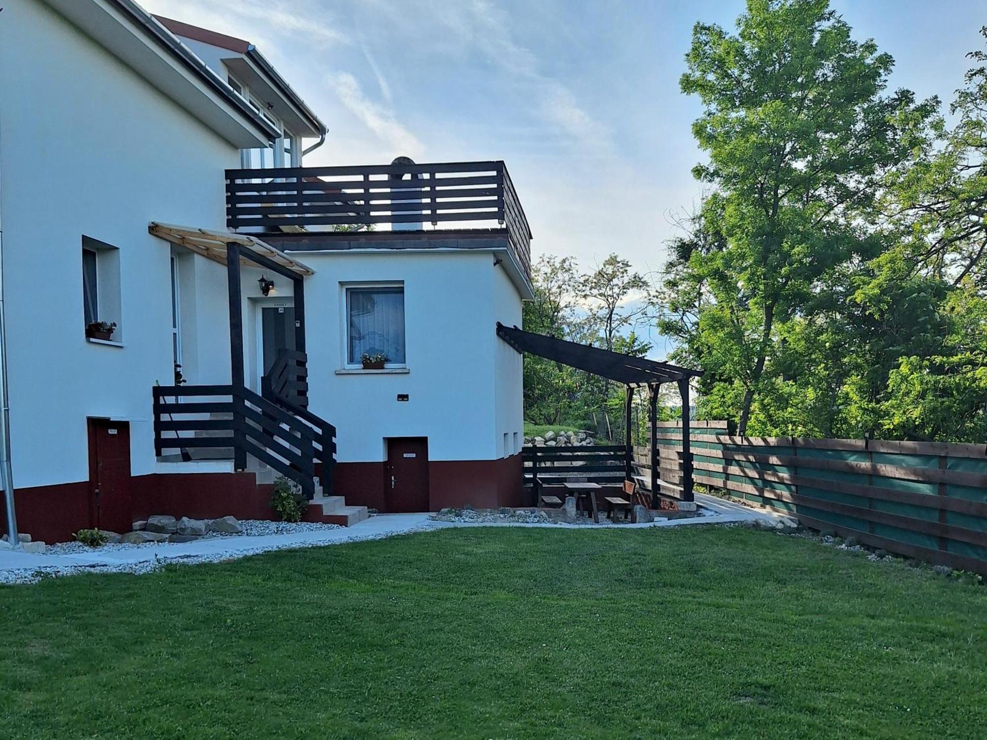 Holling Apartman Fertoboz Luaran gambar